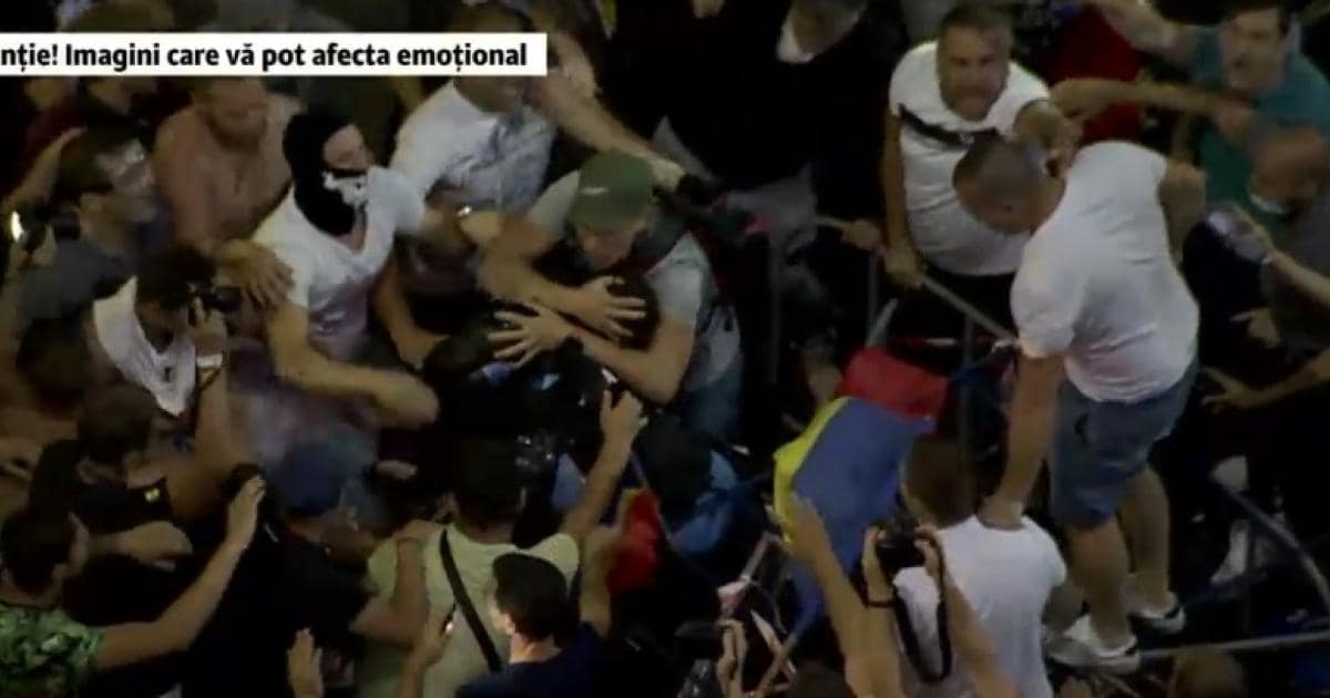 Jandarmii aparati de protestari de furia multimii