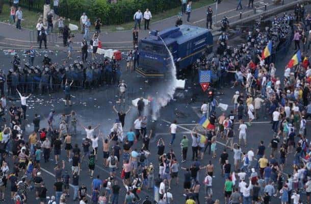 Jandarmii folosesc tunuri de apa impotriva protestatarilor