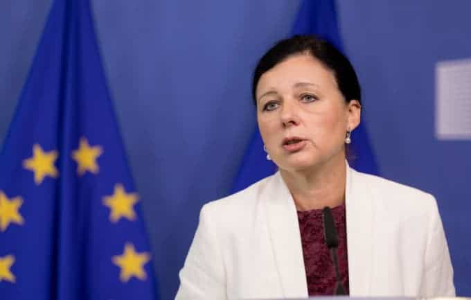 Comisarul european pentru Justitie si procurorul general al SUA vin la Bucuresti