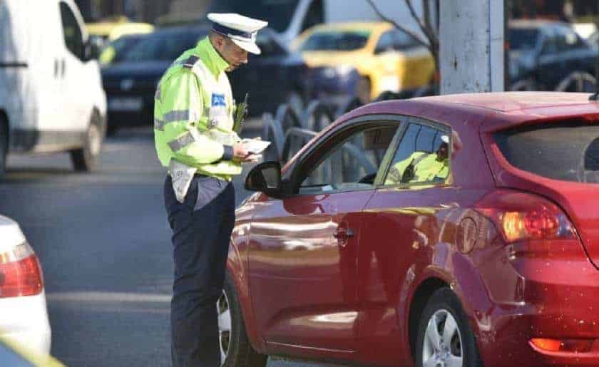 Un sofer a tras cu pistolul asupra unui politist si unui jandarm