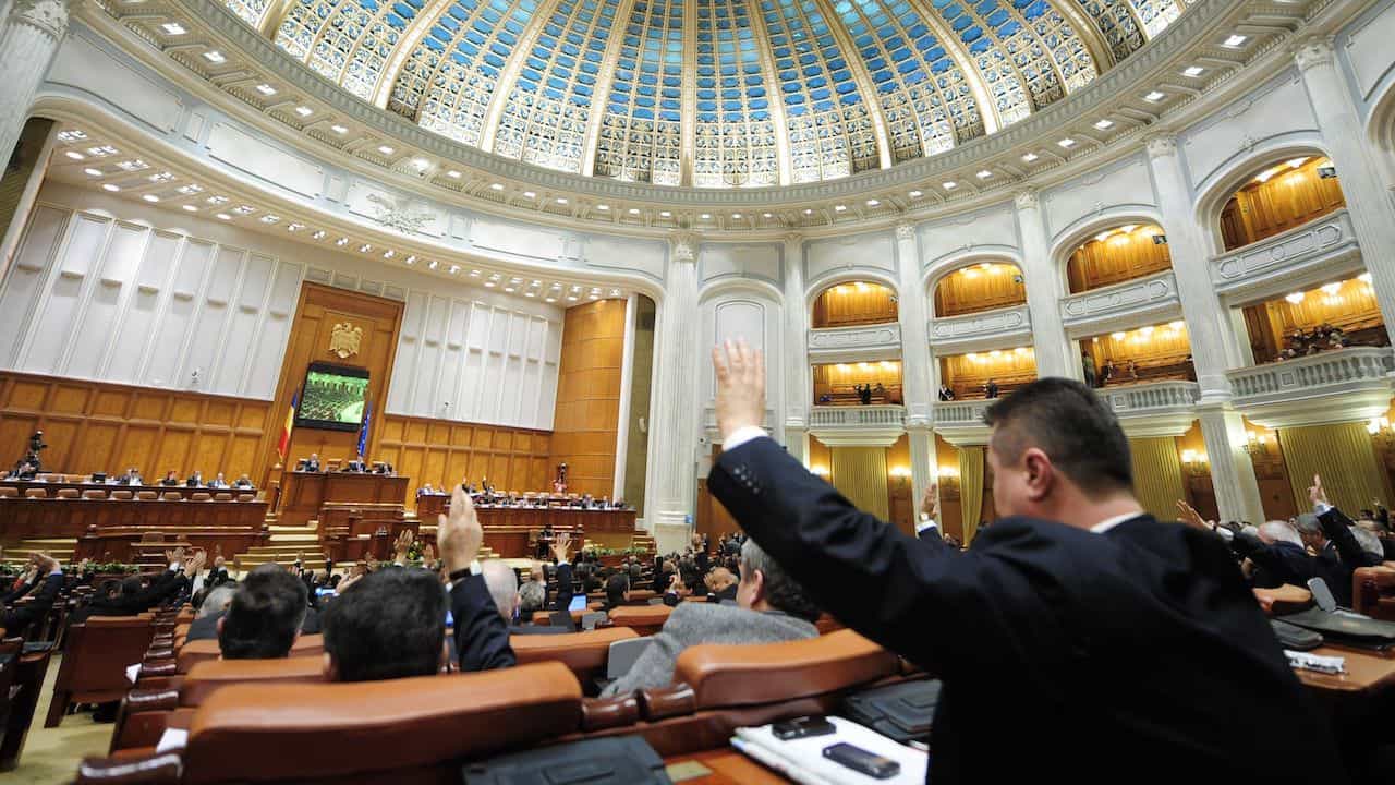 Legea privind respingerea plafonării pensiilor militare în plenul Parlamentului