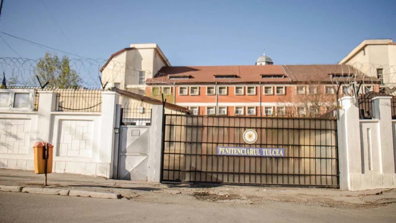 Penitenciarul Tulcea, ofițer de penitenciare prins in timp ce lua mită