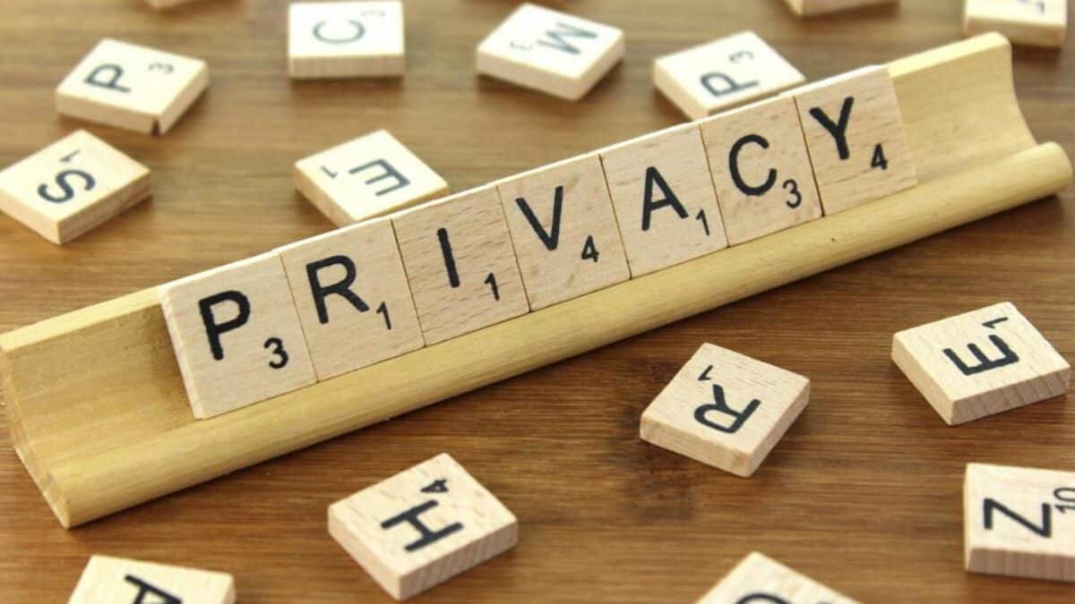 Cu bocancii mocirloși ai șefilor în viața privată a subalternilor…