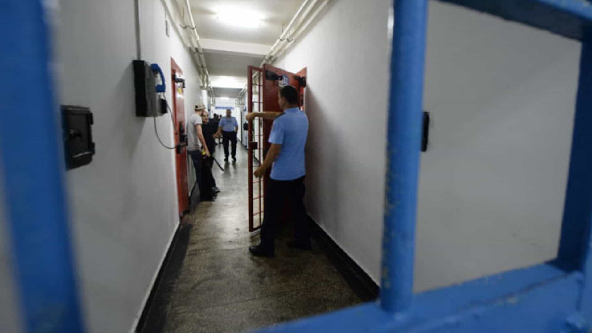 Polițiștii de penitenciare refuză munca suplimentara peste plafonul de 180 de ore anual din cauza măsurilor de austeritate anunțate de Guvern
