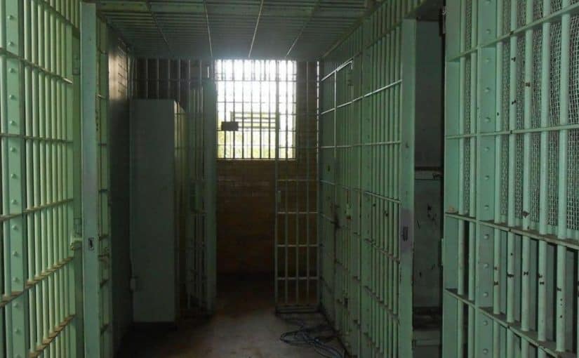 Polițiștii de penitenciare cer daune morale pentru condițiile degradante din pușcării
