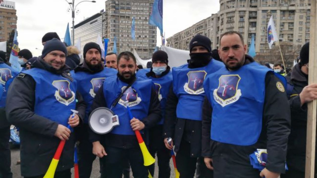 În semn de protest, polițiștii de penitenciare vor lăsa pușcăriile nepăzite de Crăciun și de Revelion.  Polițiștii de penitenciare strigă: Păzim România de tâlhari, dar ne cerem scuze românilor că nu  ii putem păzi de hoții din Guvern.